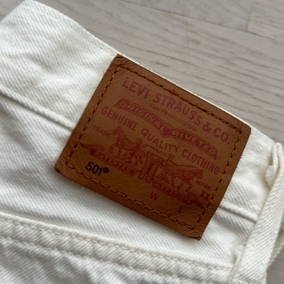 Levi’s 501 distressed cream colored size 27 jeans lightly worn - Picture 3 of 8